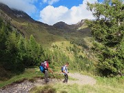 56 Di fronte il sent. 215 per Passo di Mezzeno